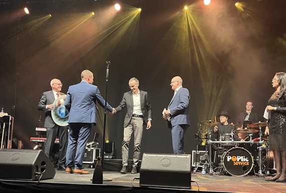 (Fra venstre) Jan Østerskov, seniorkonsulent i Envafors (med vinderprisen); filialdirektør i Sydbank